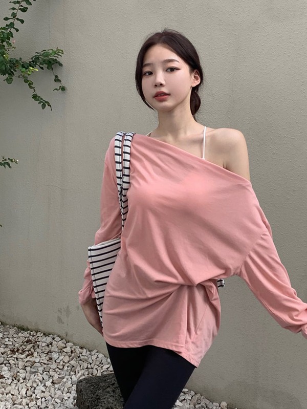 Kaos Polos Model Longgar dengan Bahu Jatuh