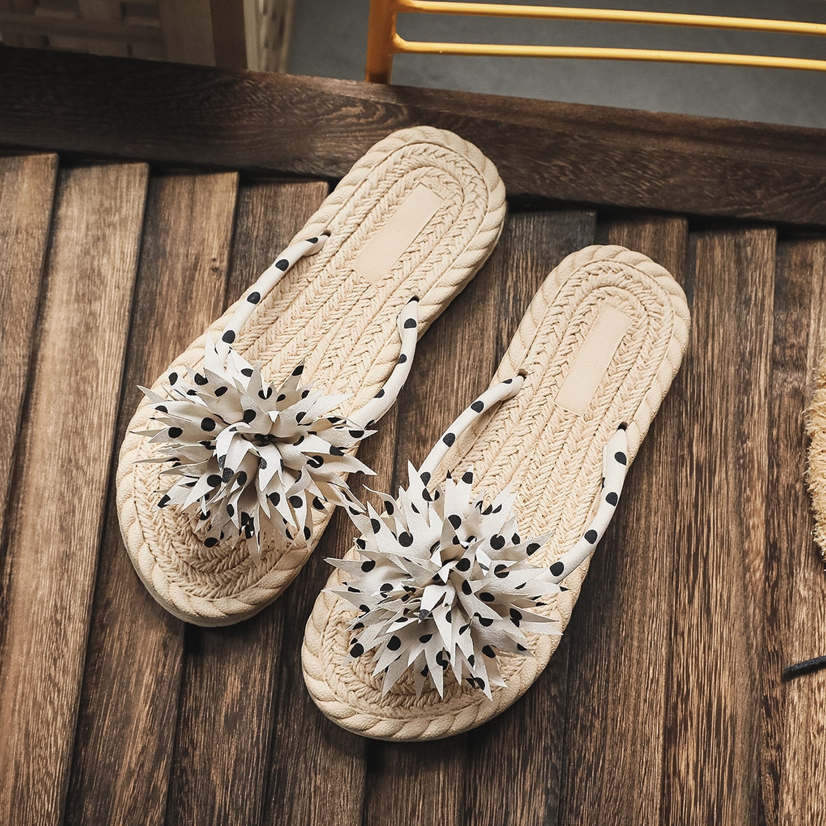 Вьетнамки с цветочными аппликациями