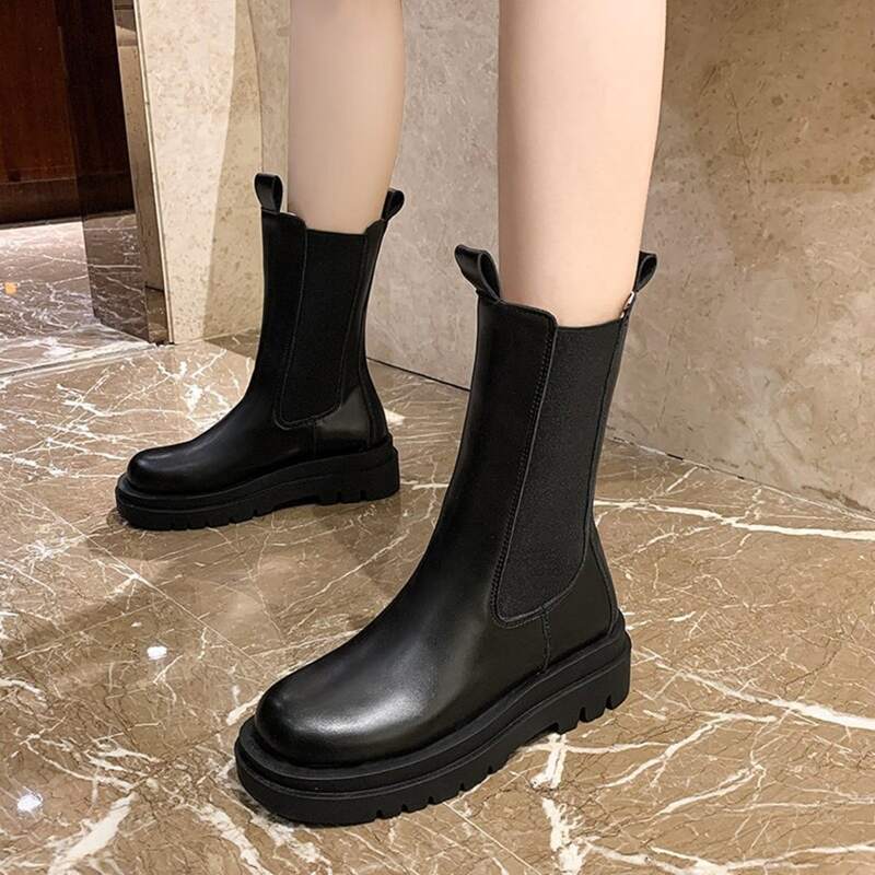 

Minimalist Chelsea Boots, Black
