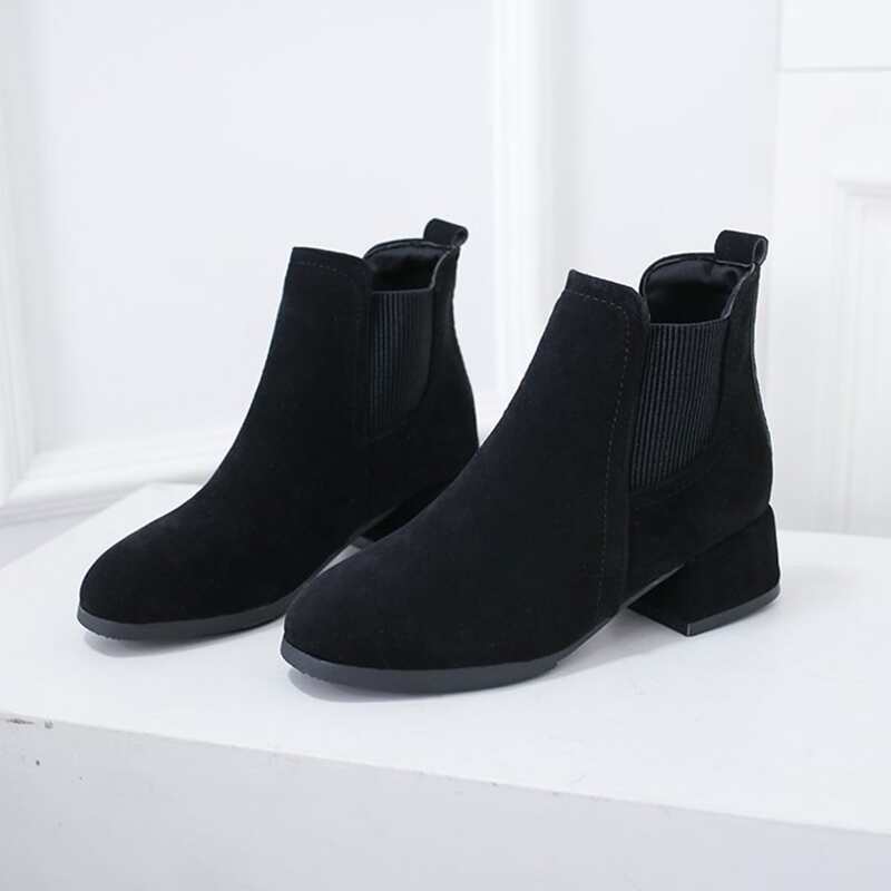 

Minimalist Chelsea Boots, Black