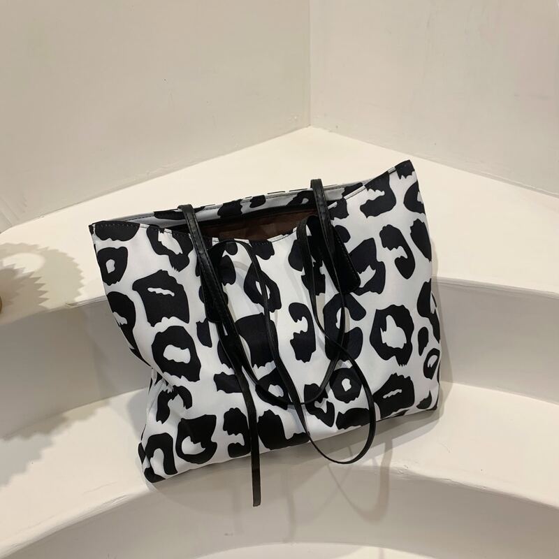 

Leopard Graphic Tote Bag, Black and white