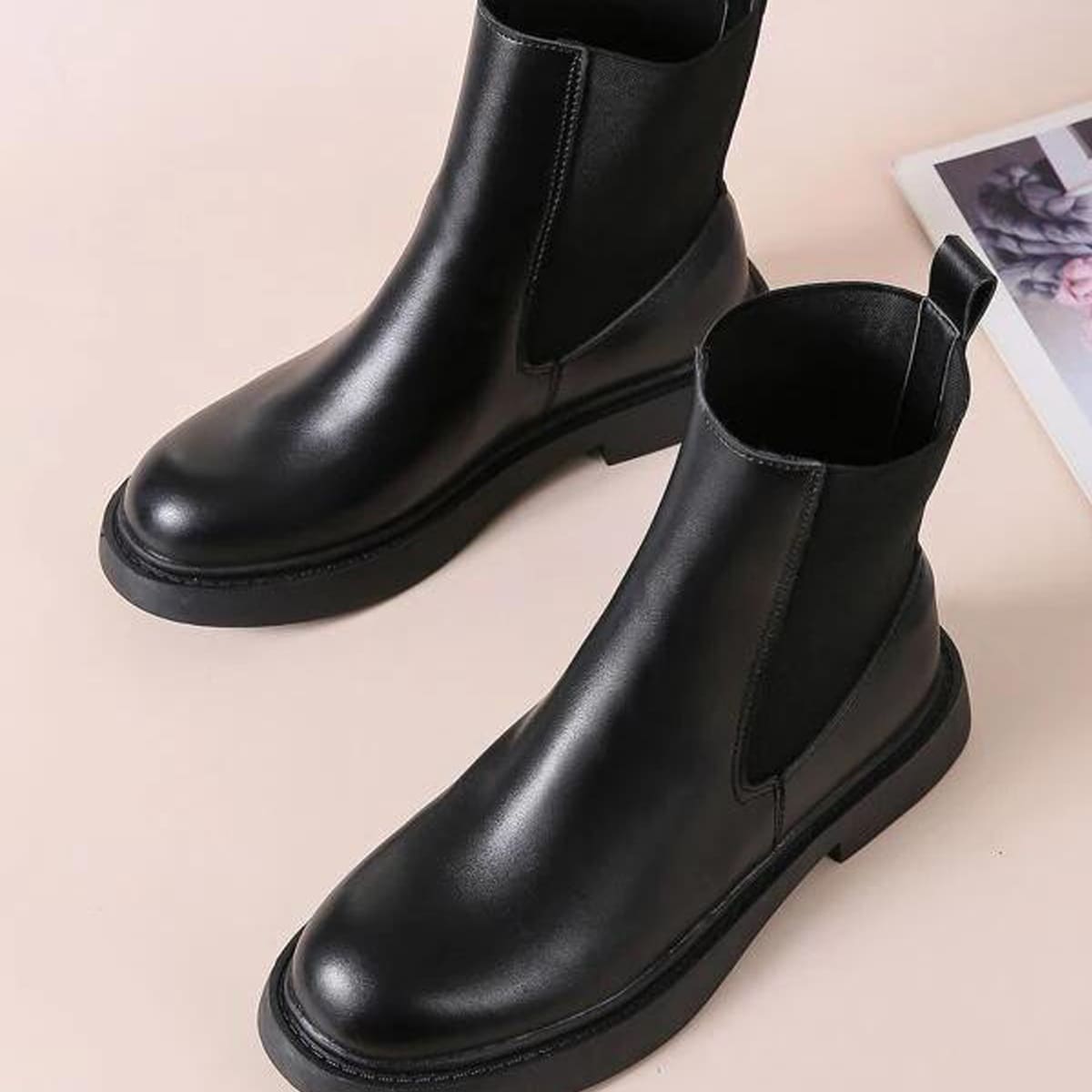 

Minimalist Chelsea Boots, Black