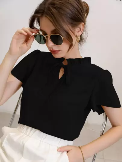Mulvari Blusa con cuello de lazo y ribete de volantes, blusas de manga corta