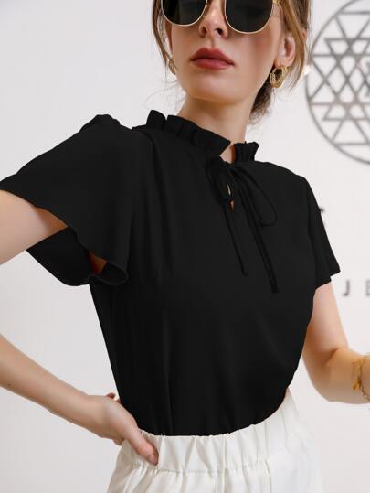 Mulvari Blusa con cuello de lazo y ribete de volantes, blusas de manga corta