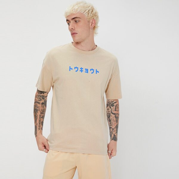 

Men Japanese Letter Graphic Drop Shoulder Tee, Apricot