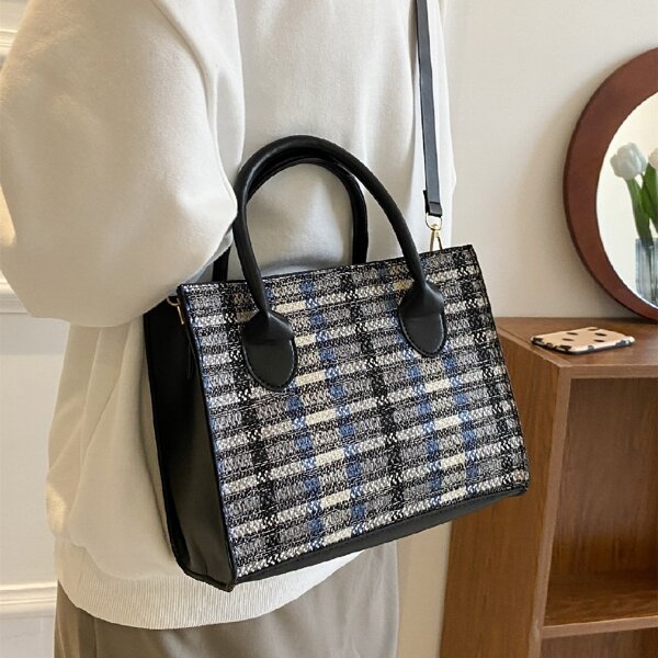 

Plaid Pattern Square Bag, Navy blue