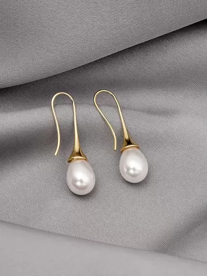假珍珠裝飾的掛墜耳環