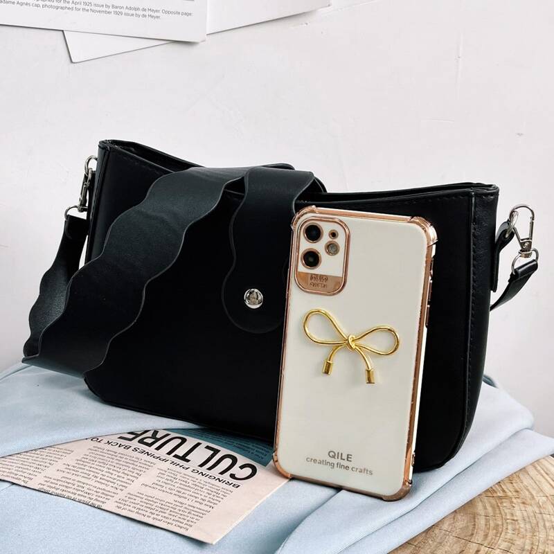 

Minimalist Scallop Detail Square Bag, Black