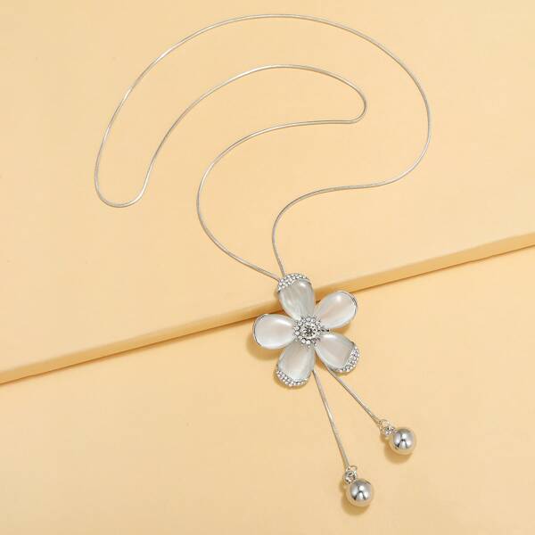 

Flower Charm Necklace, Beige