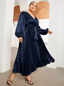 Modelyn 大碼交叉領腰帶百褶條紋洋裝 - 藏蓝色 - 查看 4