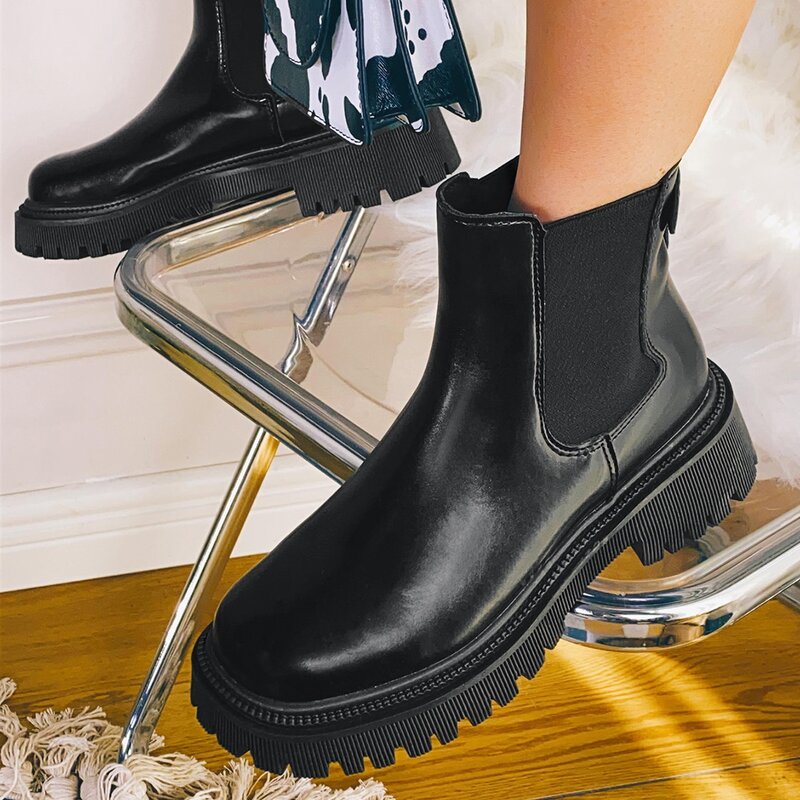 

Minimalist Chelsea Boots, Black