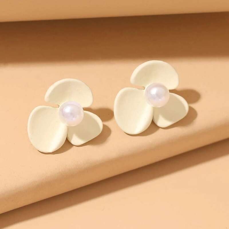

Floral Decor Stud Earrings, White