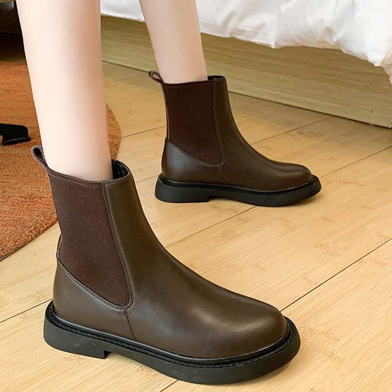 

Minimalist Chelsea Boots, Brown