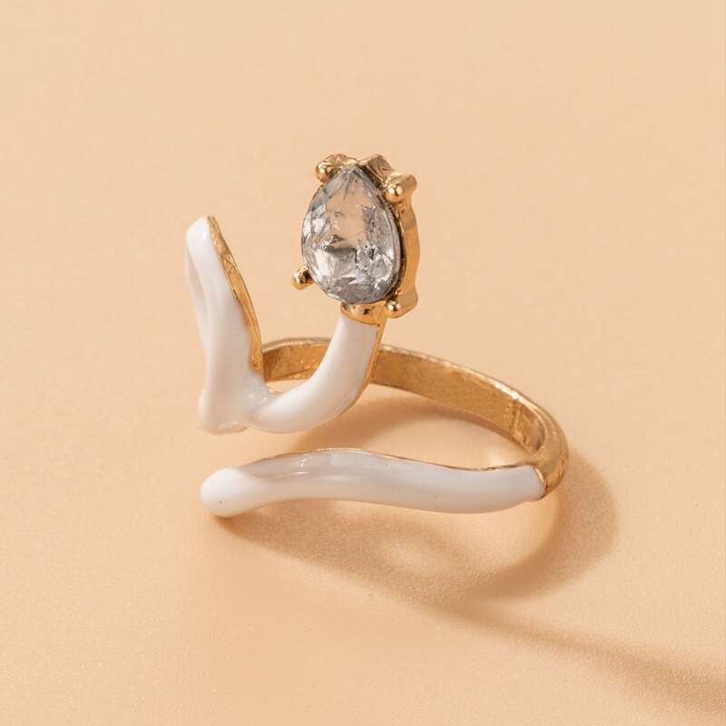 

Serpentine Design Ring, White