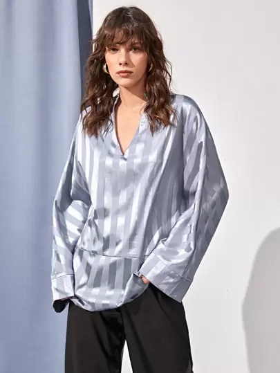 SHEIN BAE Top de cuello notch de rayas de manga murciélago