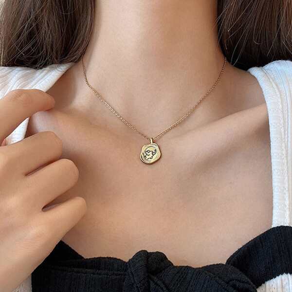 

Animal Pattern Round Charm Necklace, Gold