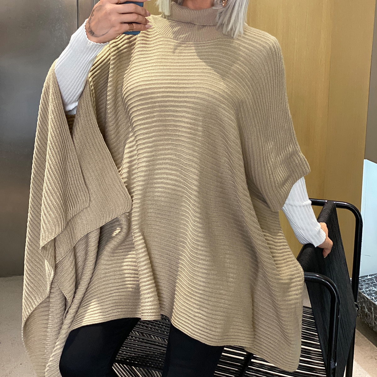 Пончо с высоким воротником в рубчик с рукавами "доломан" асимметричный вязаный