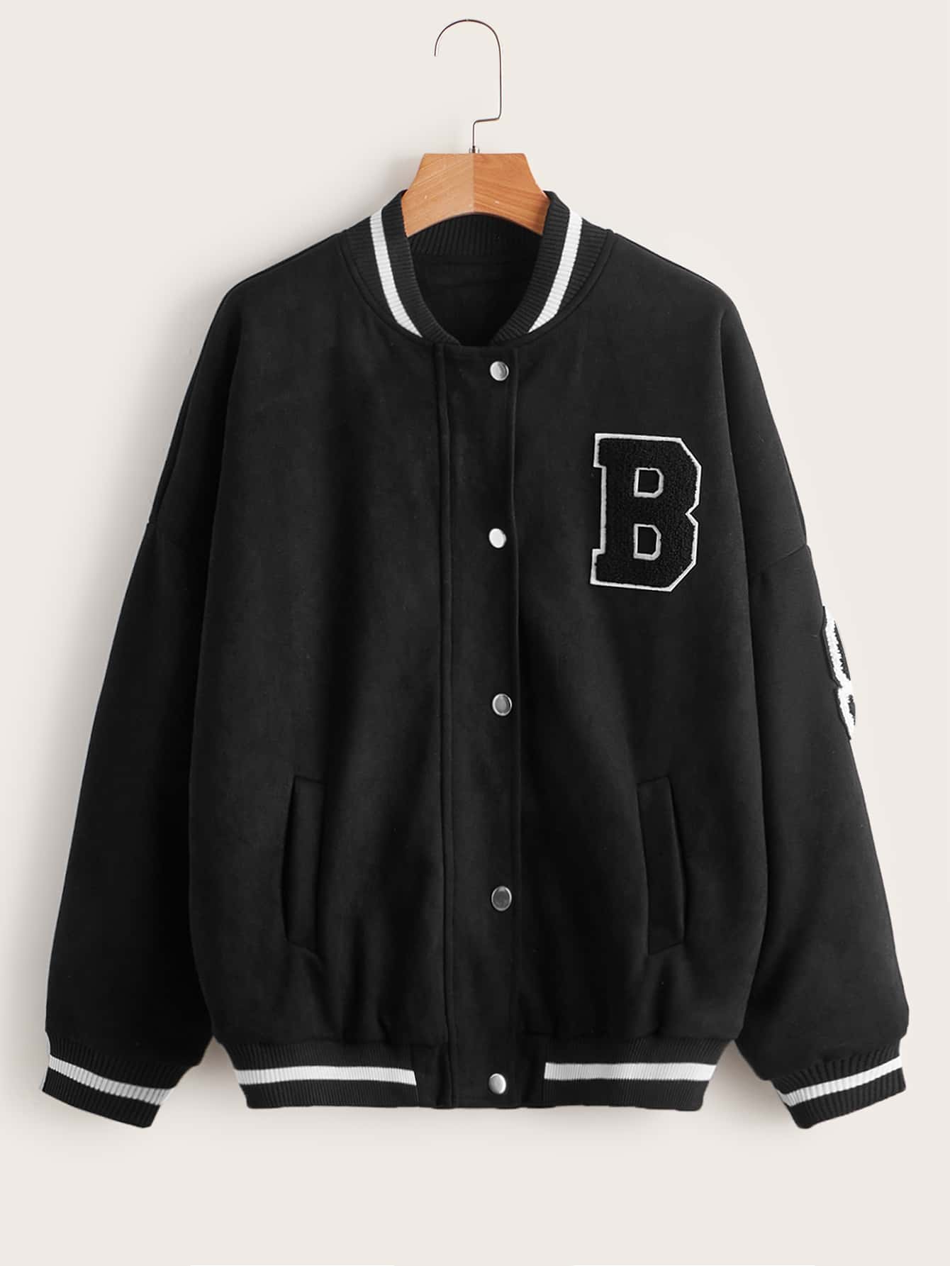 Cazadora tipo bomber con parche de letra de hombros caídos - Negro - Ver 1