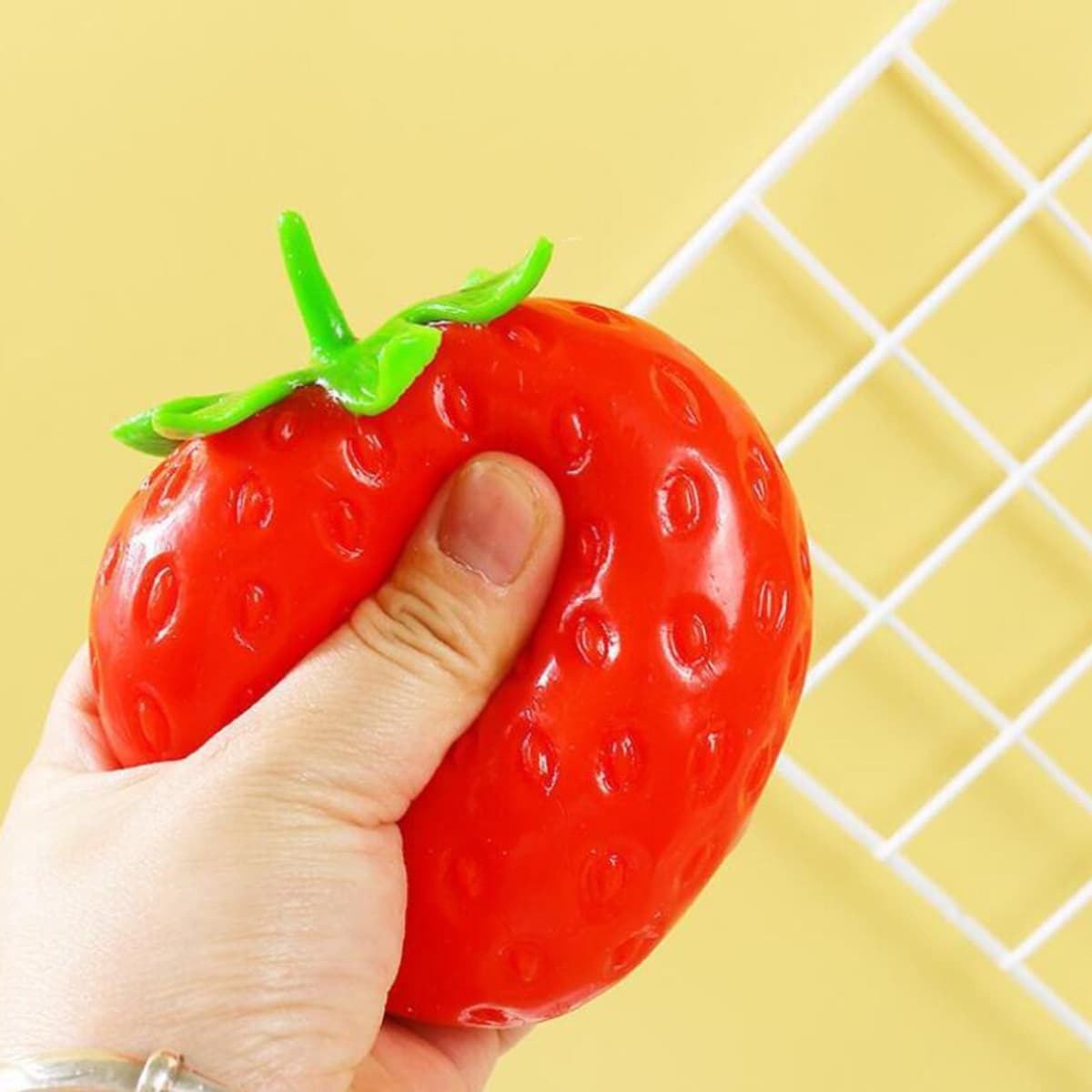 

1pc Strawberry Shaped Pinch Toy, Red