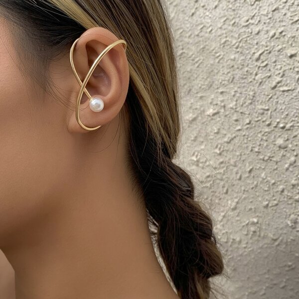 

1pc Faux Pearl Detail Structured Earring, Gold