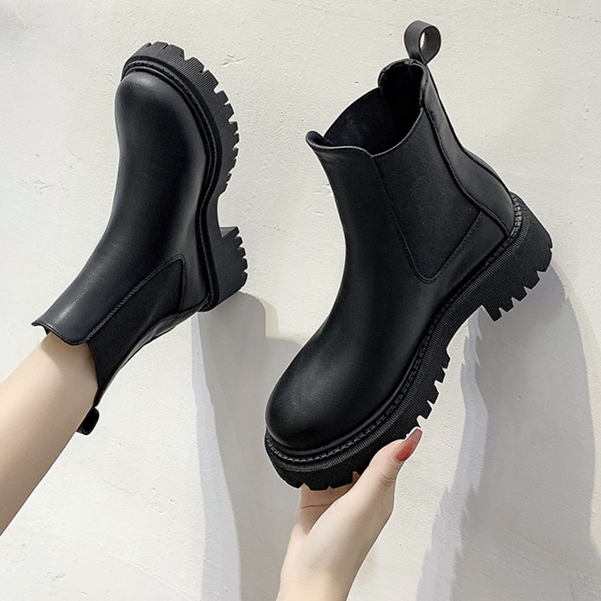 

Minimalist Chelsea Boots, Black