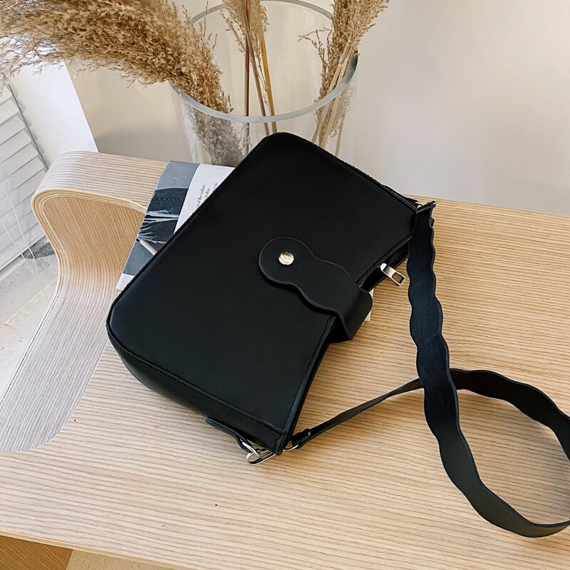

Minimalist Scallop Detail Baguette Bag, Black