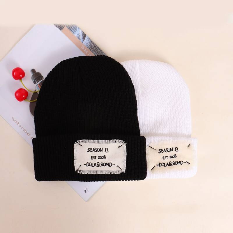 

2pcs Letter Graphic Beanie, Black and white
