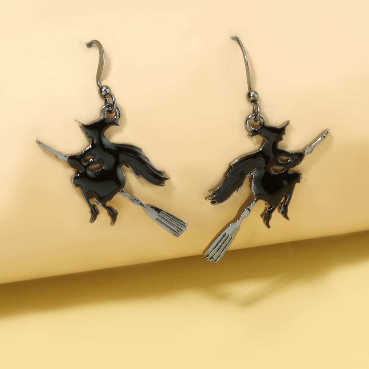 

Figure Drop Earrings, Gun black