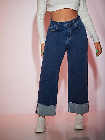 بنطال جينز واسع الساق بخط مُسنن للطراز الضخم