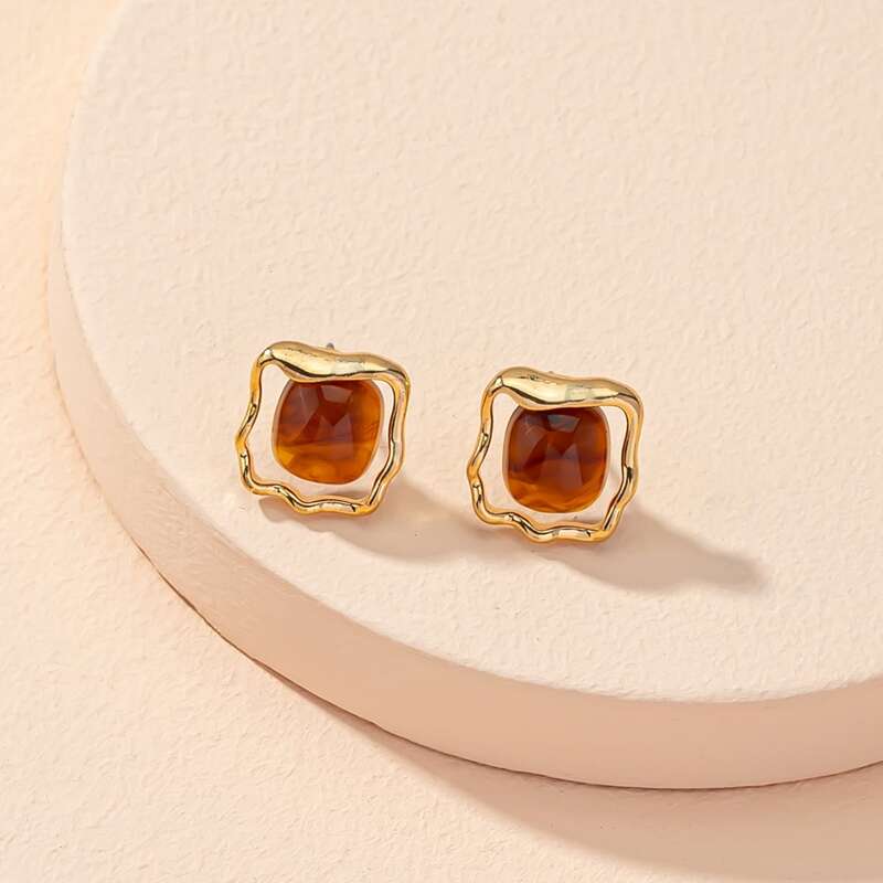 

Geo Design Stud Earrings, Brown