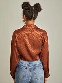 SHEIN 落肩袖下擺打結豹紋緞面襯衫 - 鏽棕色 - 查看 4
