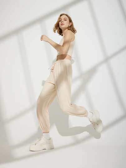 طقم بنطلون مع لباس علوي تانك قصير بلون موحد