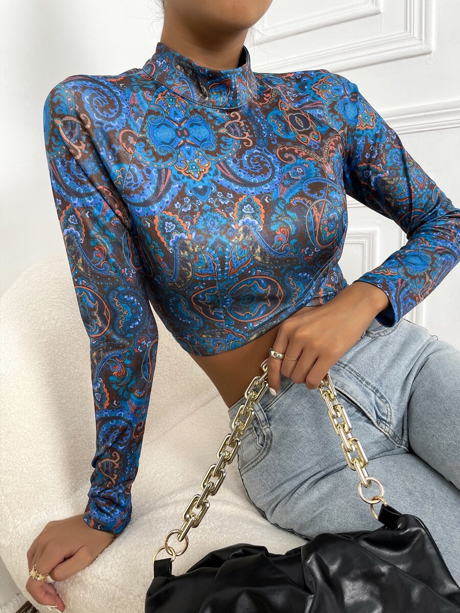 Camiseta corta con estampado barroco de cuello alto - Multicolor - Ver 1