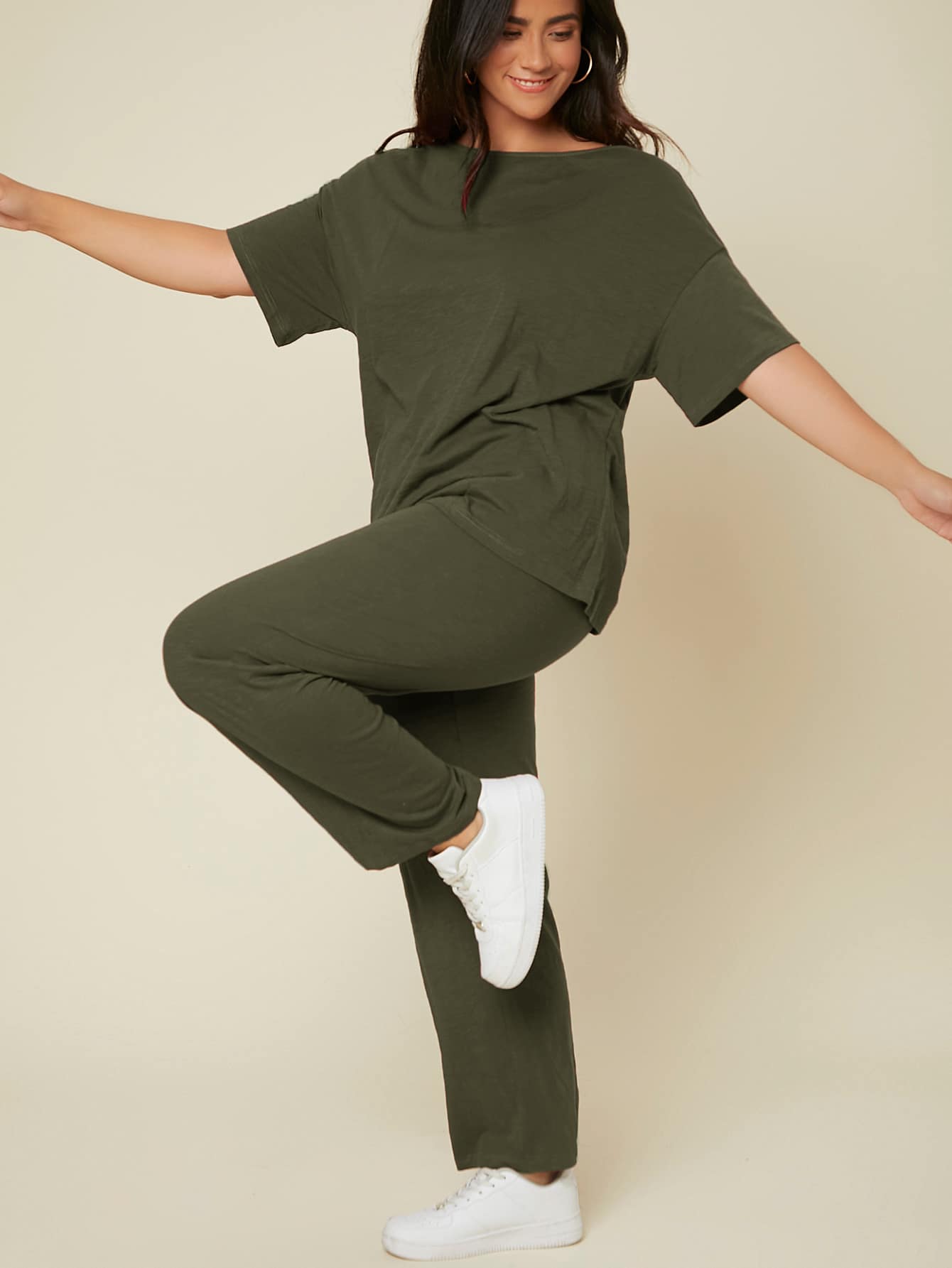 SHEIN BASICS Plus 纯色圆领 T 恤和裤子套装 - 軍綠色 - 查看 6