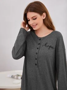 SHEIN Unity 字母刺绣落肩单排扣睡裙，宽松睡衣，秋冬款