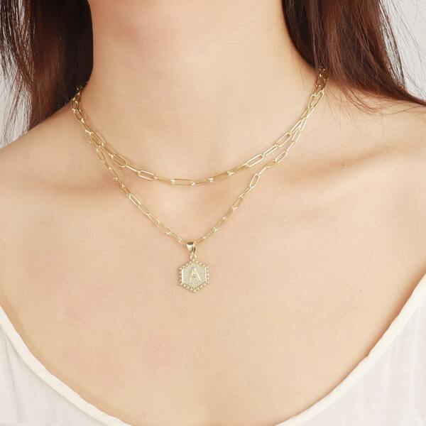 

2pcs Letter Graphic Charm Necklace, Gold