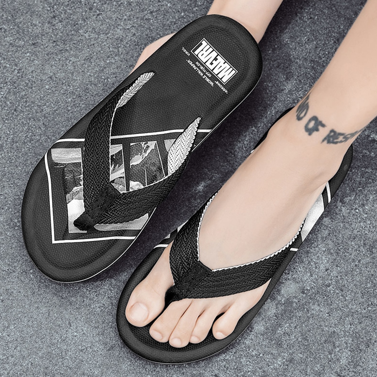 Мужские вьетнамки с текстовым принтом