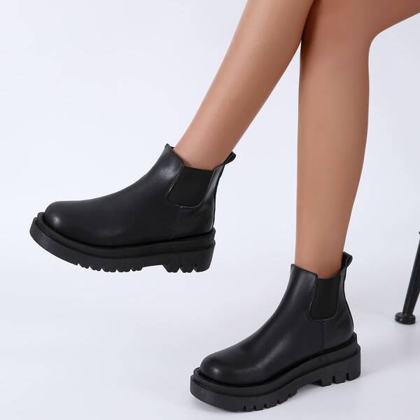 

Minimalist Chelsea Boots, Black