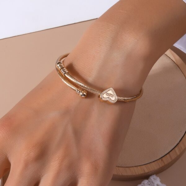 

Heart Detail Bangle, Gold
