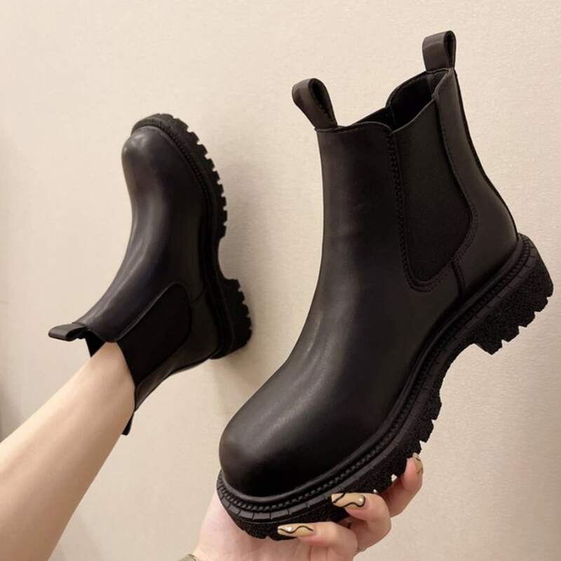 

Minimalist Chelsea Boots, Black