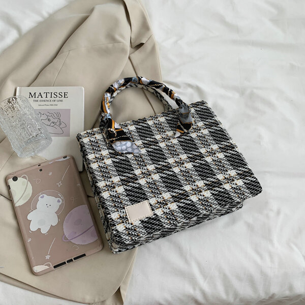 

Plaid Tartan Pattern Scarf Decor Tote Bag, Black and white