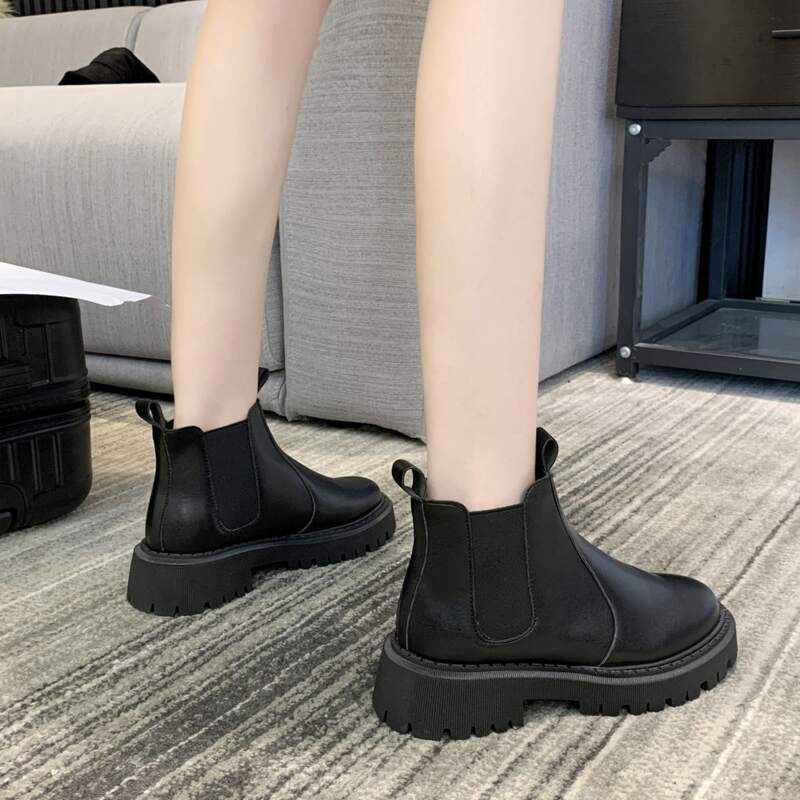 

Minimalist Chelsea Boots, Black