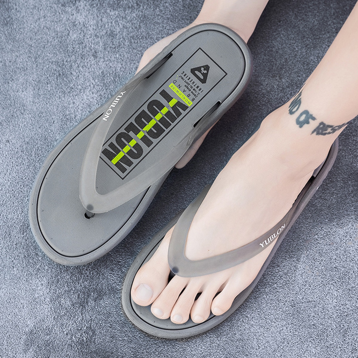 Мужские вьетнамки с текстовым принтом