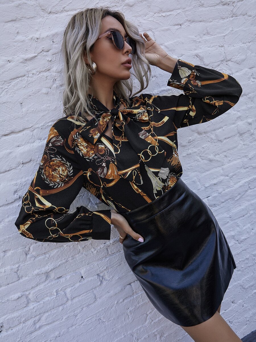 Blusa de cuello con cordón con estampado de cadena - Negro - Ver 1