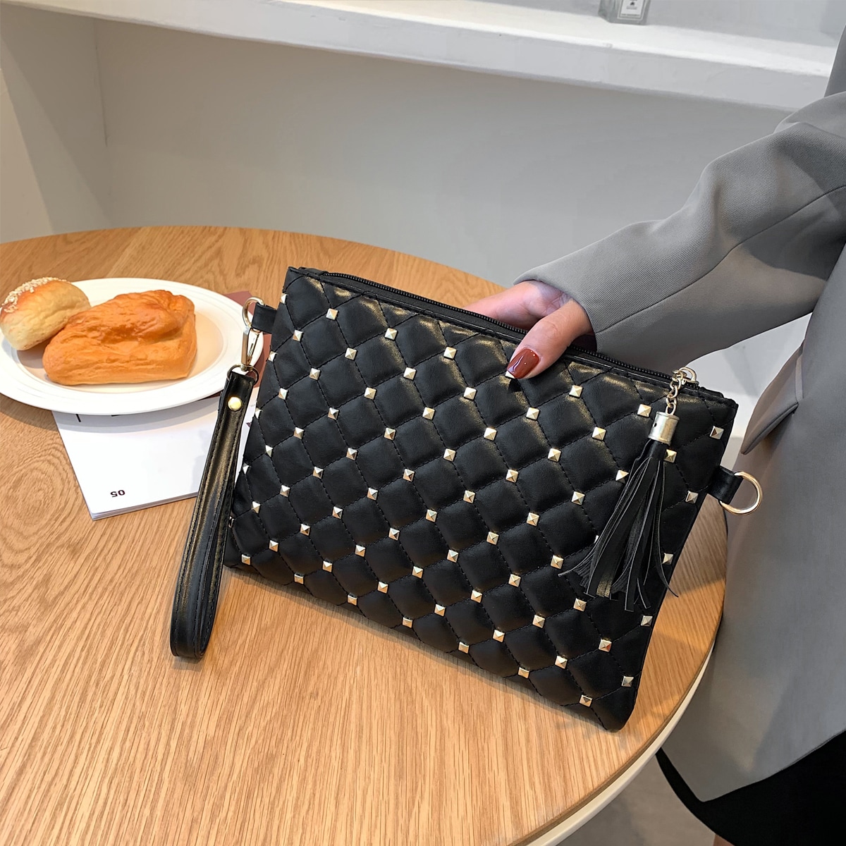 Bolso clutch con diseño de tachuela guateado