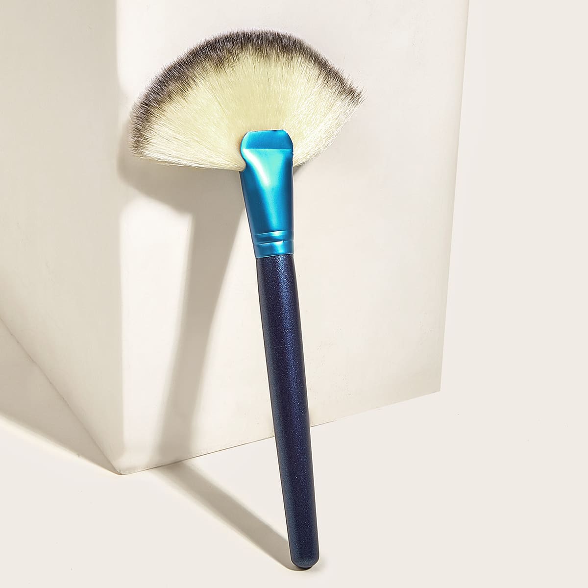 

1pc Fan Shaped Makeup Brush, Blue