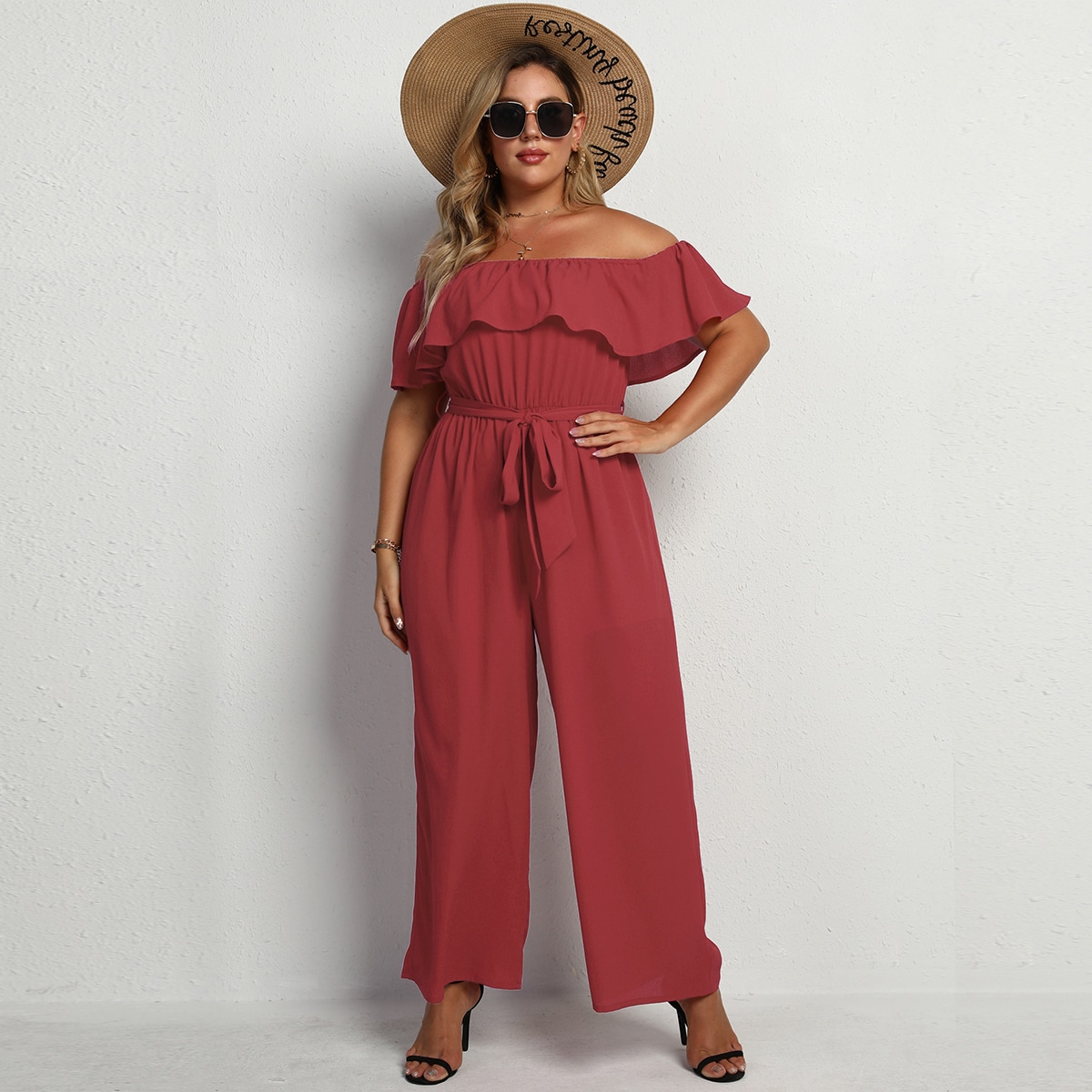 Комбинезон размера плюс с открытыми плечами и поясом