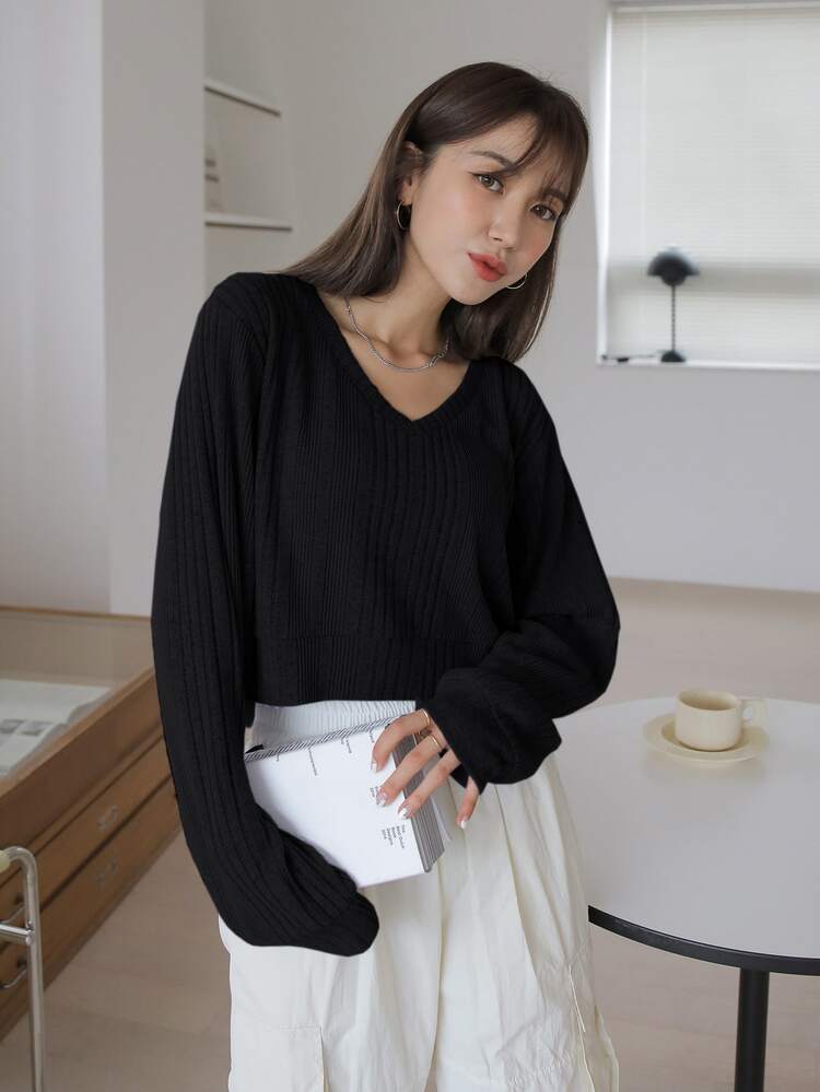 DAZY V領素色短款T恤 - 黑色 - 查看 3