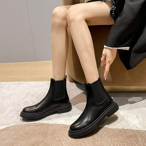 

Minimalist Chelsea Boots, Black