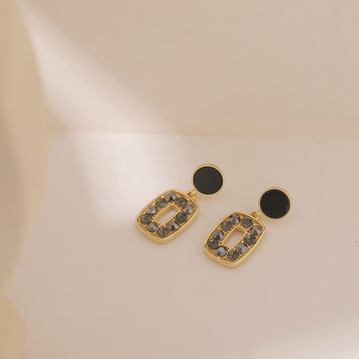

Geo Design Rhinestone Decor Earrings, Gold